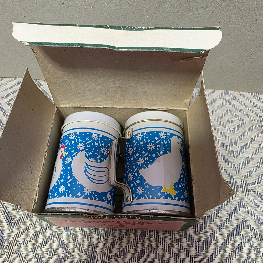 Vintage Tin Duck Hen Shaker Set #101